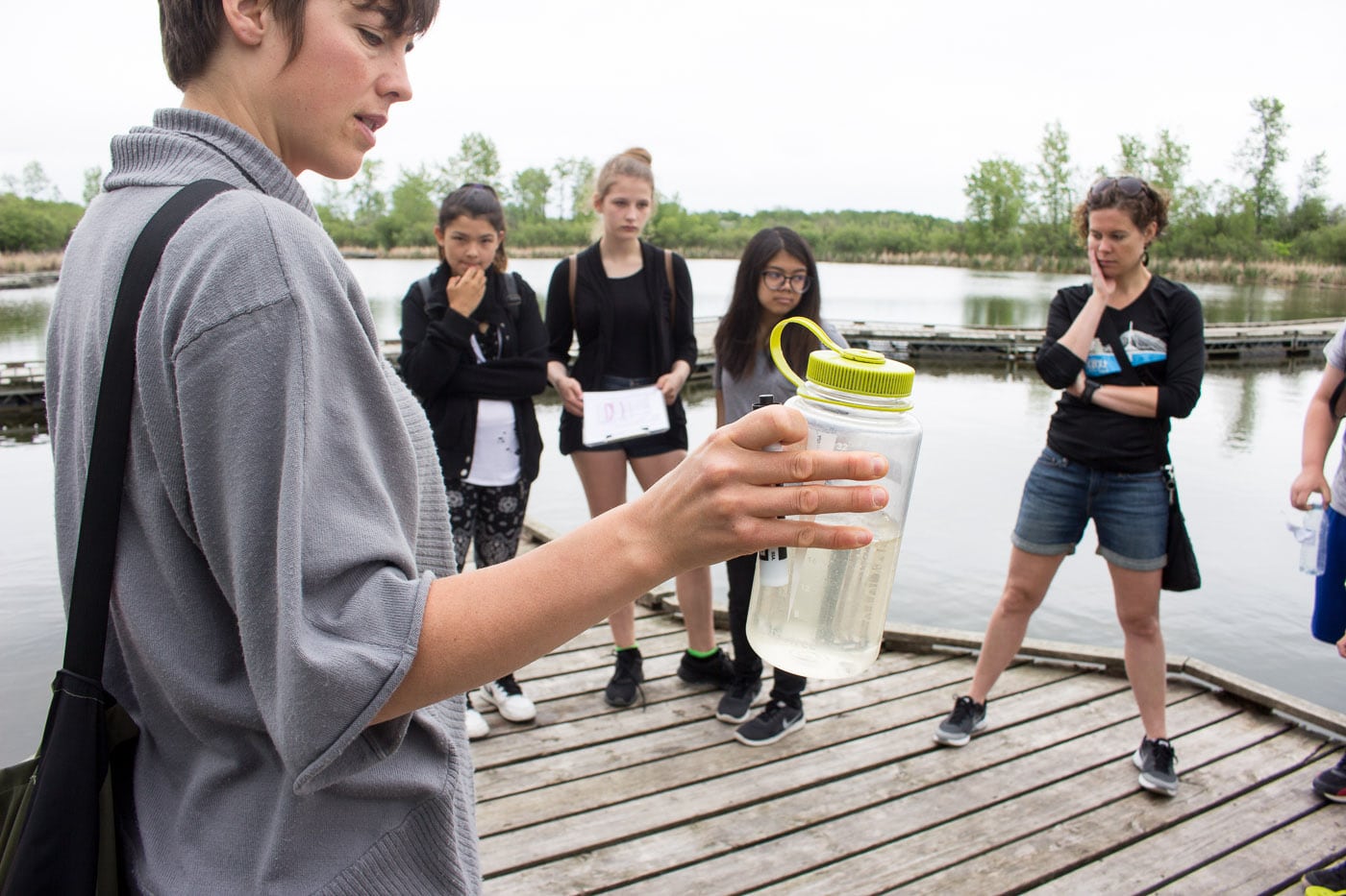FortWhyte staff member describing water sample to student group